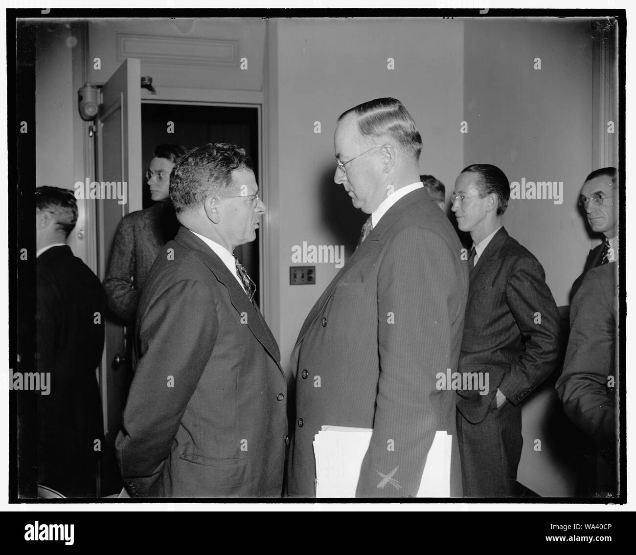 Beide Seiten. Washington, D.C., Okt. 11. Sidney Hillman, Präsident der Amalgamated Clothing Arbeiter, und Donald Nelson, (rechts) Vorsitzender des Ersten Ausschusses für Industrie unter dem neuen Wage-Hour recht informell Chat als für den Ausschuss wartete heute zu treffen. Der Ausschuss war die Begegnung mit einem Mindestlohn für mehr als 1,3000,000 Arbeiter in der Textilindustrie zu betrachten, 10/11/38 Stockfoto