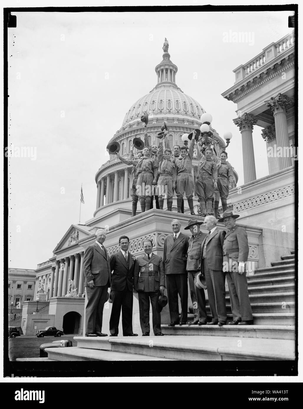 Boy Scout Jamboree. Washington, D.C., den 21. Mai. Boy Scout Beamten besuchten das Capitol heute in Vorbereitung der Boy Scout Jamboree in Washington, D.C., am 30. Juni bis 9. Juli stattfinden wird, wurden sie von den Senatoren und Kongressabgeordnete, die aktiv an den Jamboree wird begrüßt. Nach rechts: Colin H. Livingstone, Stellvertretender Vorsitzender und ehemaliger Präsident Links; Sen A.J. Ellender, D. von La.; Harvey Gordon, National Director of Engineering, DSA; Sen William Gibbs McAdoo, D., Calif.; James E. West, Pres der Pfadfinder von Amerika; Sek. von Commerce Dan Roper; und Rep. Sol Bloom, New York [...] Stockfoto