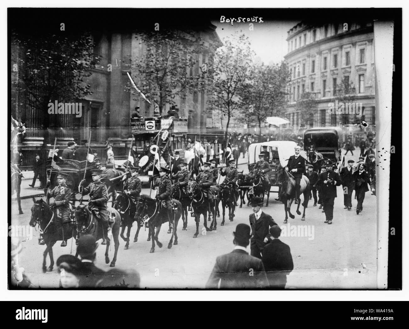 Pfadfinder. Marschieren auf dem Pferd nach unten eine Straße. Stockfoto