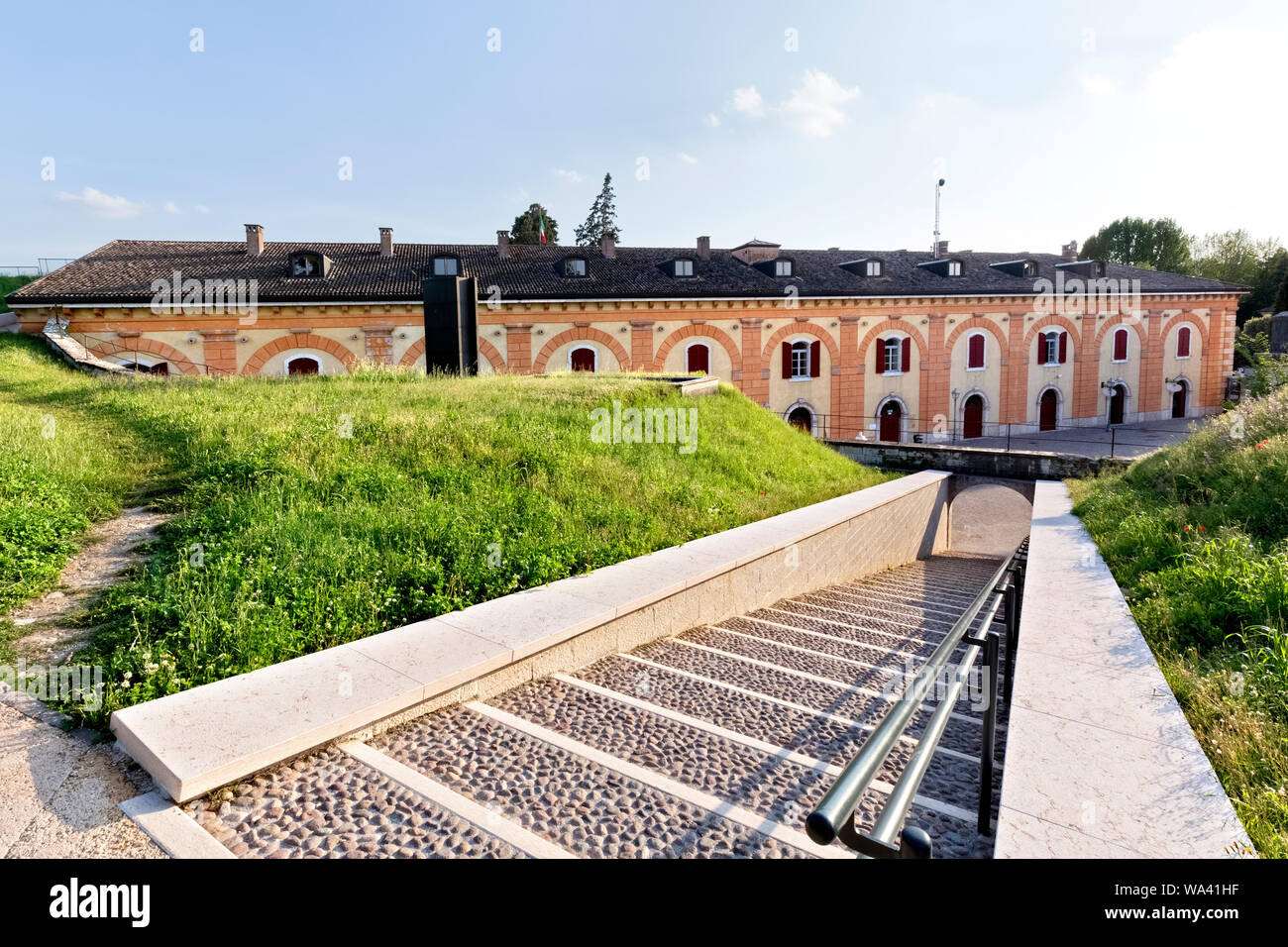 Alte Kaserne in Peschiera del Garda. In der Provinz Verona, Venetien, Italien, Europa. Stockfoto