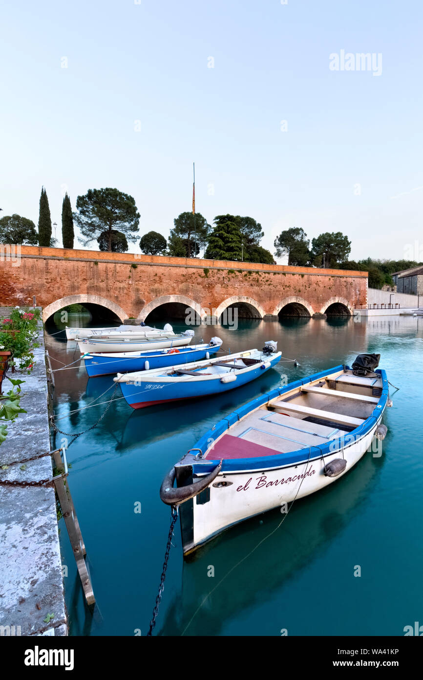 Yachten in der Marina von Peschiera del Garda entfernt. In der Provinz Verona, Venetien, Italien, Europa. Stockfoto