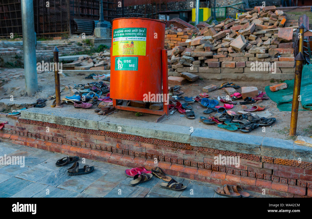 Kathmandu, Nepal: November 02,2017: Stapel der Schuhe auf einem Gehsteig in Kathmandu Stockfoto