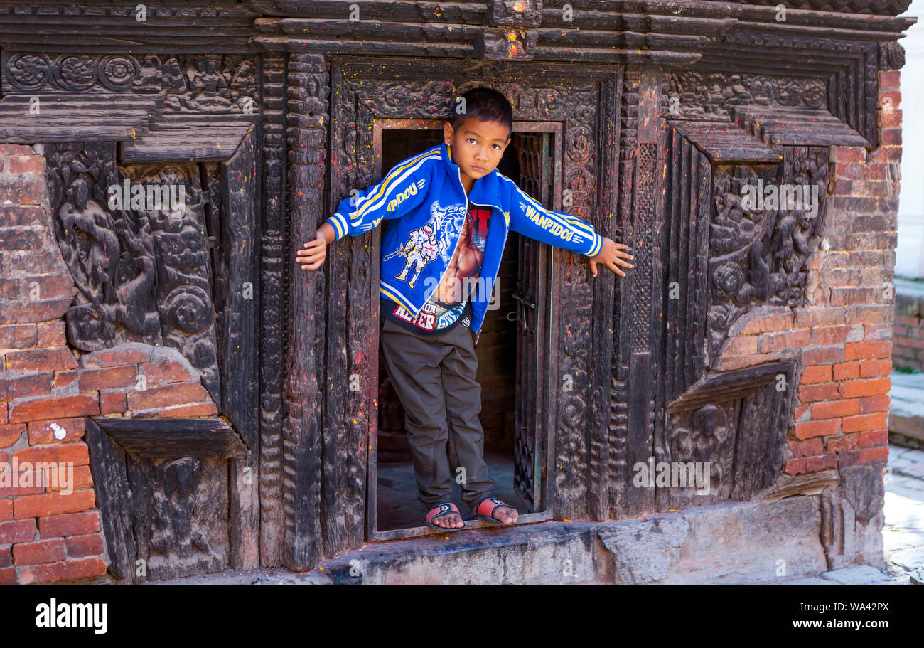 Kathmandu, Nepal-November 03,2017: Junge ernsthafte Suche asiatischen Jungen stolz präsentiert sich beim Spielen in einem Tempel Stockfoto