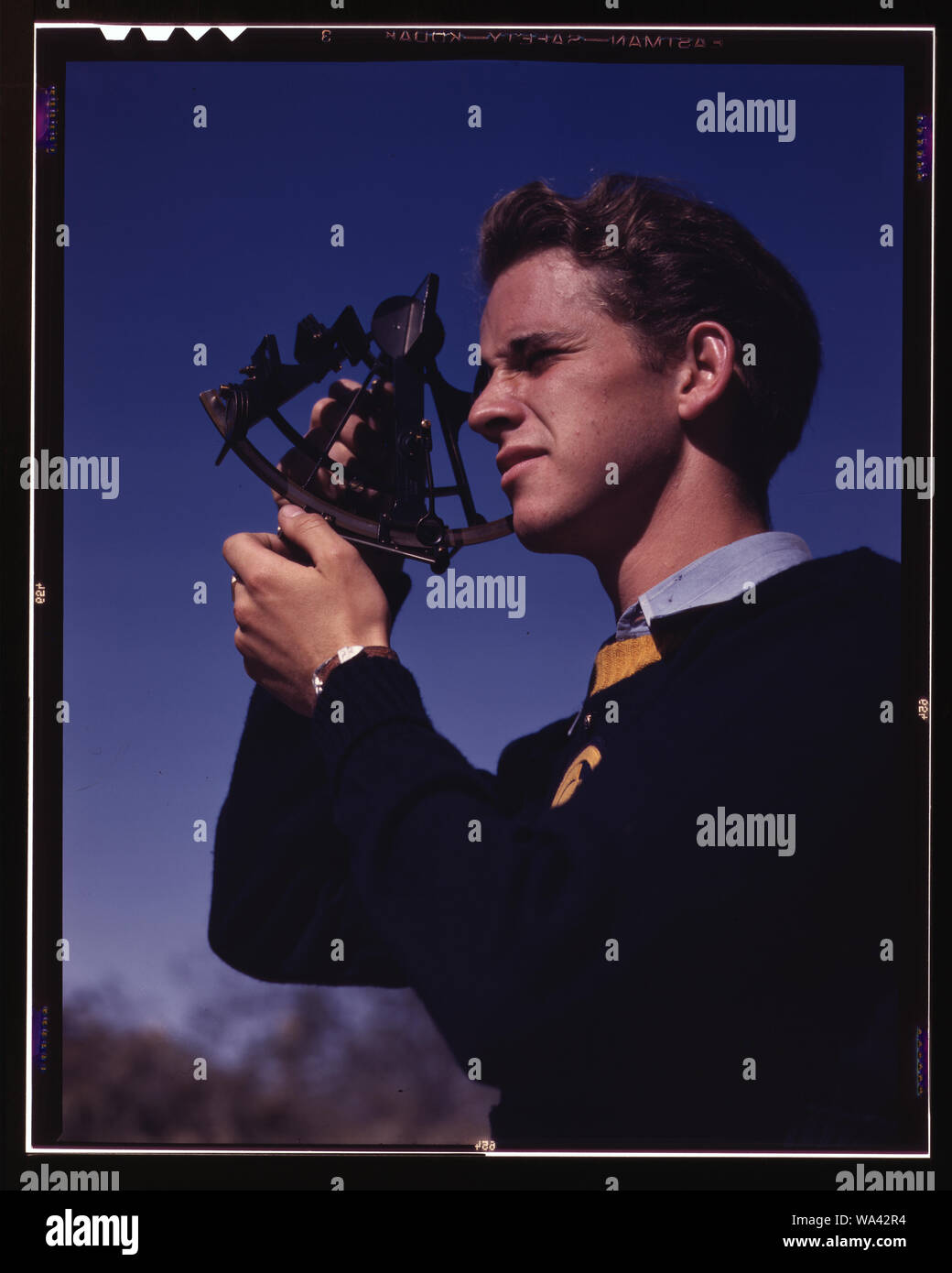 Jungen, die in die Grundlagen der Navigation ausgebildet werden können Techniker in den bewaffneten Dienst, Los Angeles, Calif. Thomas Graham, ein Mitglied der Sieg Korps am Polytechnikum High School, ist Lernen ein sextant zu verwenden, Längen- und Breitengrad zu bestimmen Stockfoto