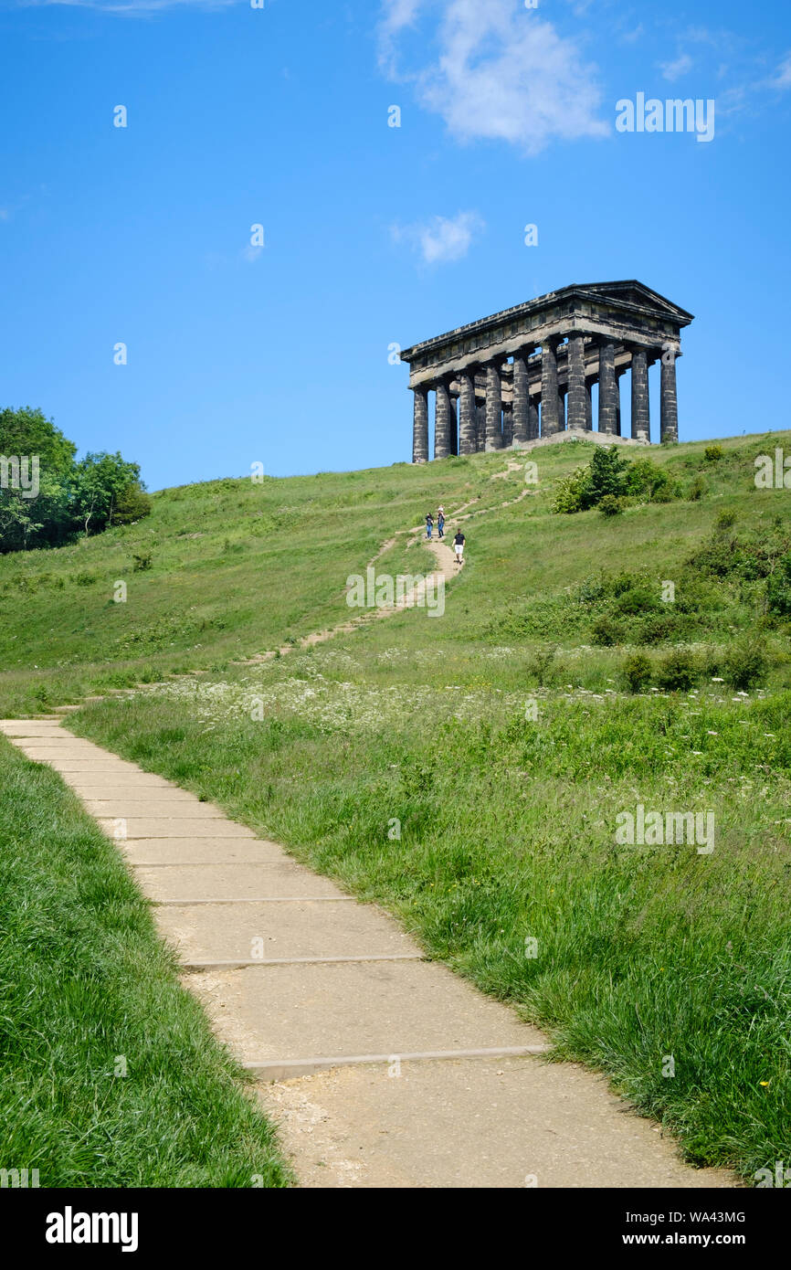 Steilen gewundenen Pfad zu dem Grafen von Durham's Monument, das auch als penshaw Monument in der Nähe von Washington, Sunderland, Tyne bekannt und Verschleiß Stockfoto