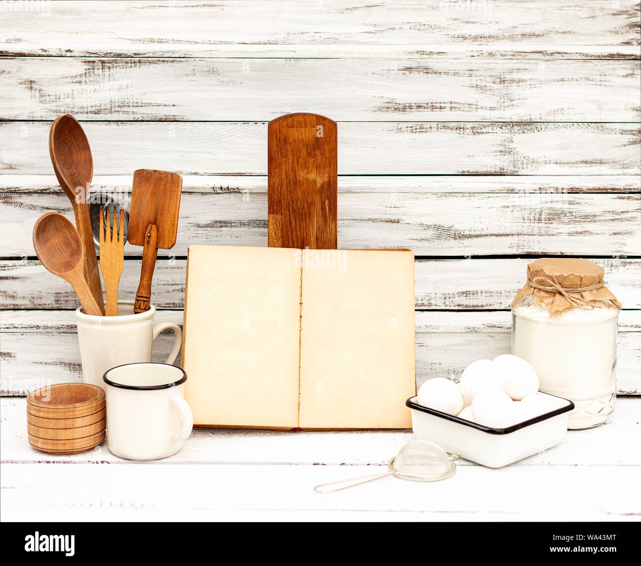 Jahrgang alte backen Geschirr und Rezeptbuch auf weißem Holz- Hintergrund. Selektive konzentrieren. Stockfoto