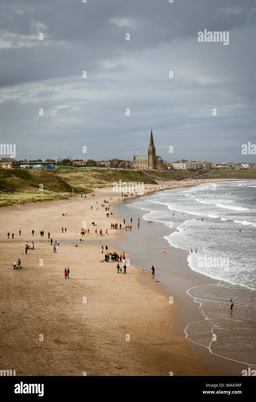 Die Menschen auf den breiten Sandstrand Longsands Strand an der Küste in Tynemouth in North Tyneside, Tyne & Wear, North East England. Stockfoto