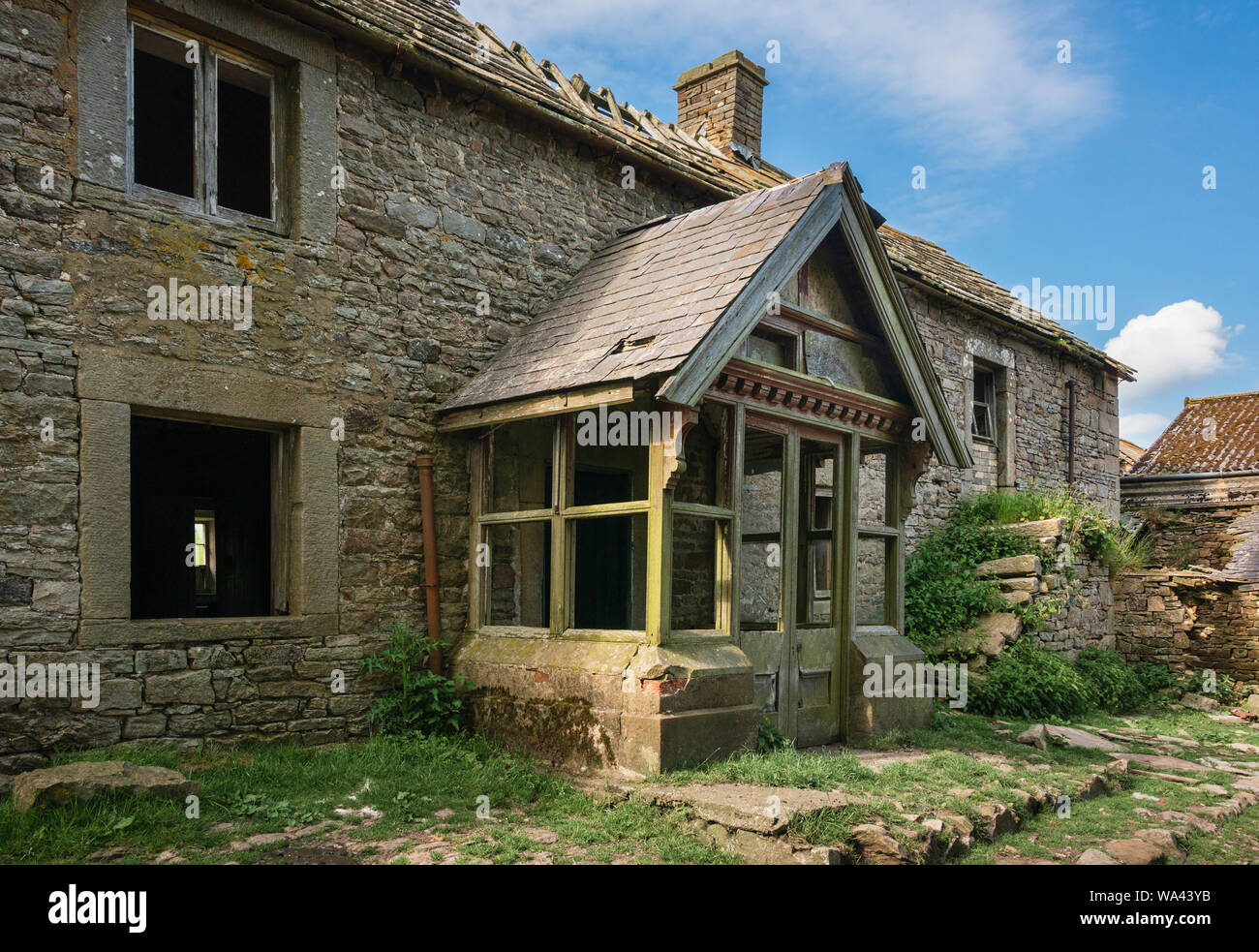 Verfallene ruine Bauernhaus aufgegeben. Diese erhebliche Leer verlassenen Haus ist an Pedam der Eiche auf Edmondbyres Gemeinsame in einem abgelegenen Teil der Grafschaft Durham. Stockfoto