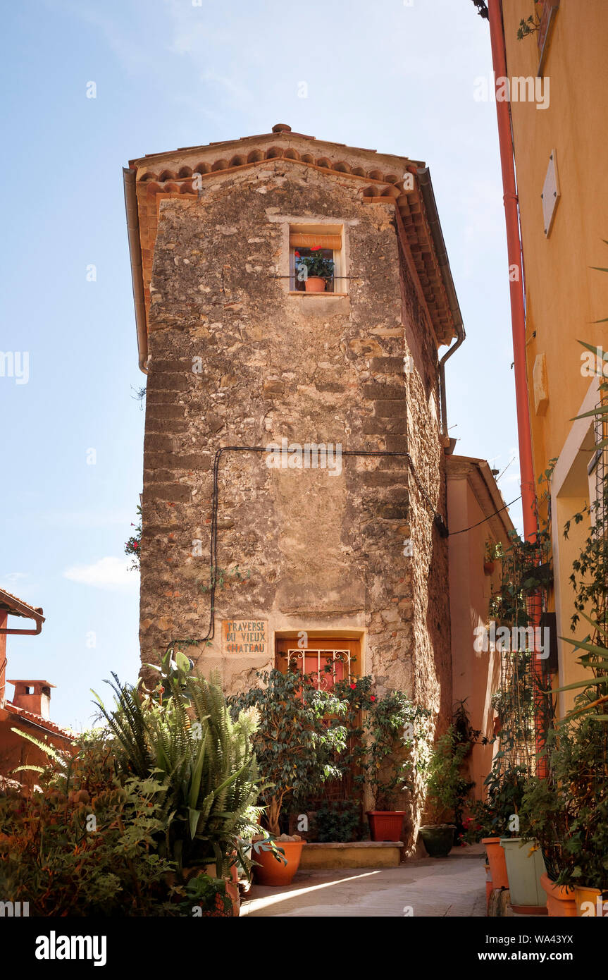 Attraktive und schöne Architektur in den Gassen der Altstadt von Menton in der Cote d'Azur Südfrankreich Stockfoto