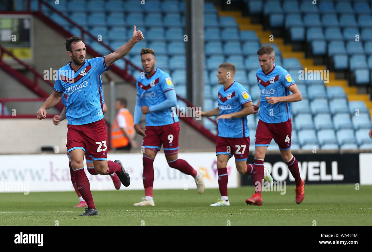 Scunthorpe, Großbritannien. 17 Aug, 2019. Scunthorpe ist Rory McArdle feiert das Zählen des Equalizer 1-1 während der Sky Bet Liga eine Übereinstimmung zwischen Scunthorpe United und Crawley Town im Sands Veranstaltungsort Stadion in Scunthorpe. 17. August 2019. Quelle: Tele Images/Alamy leben Nachrichten Stockfoto