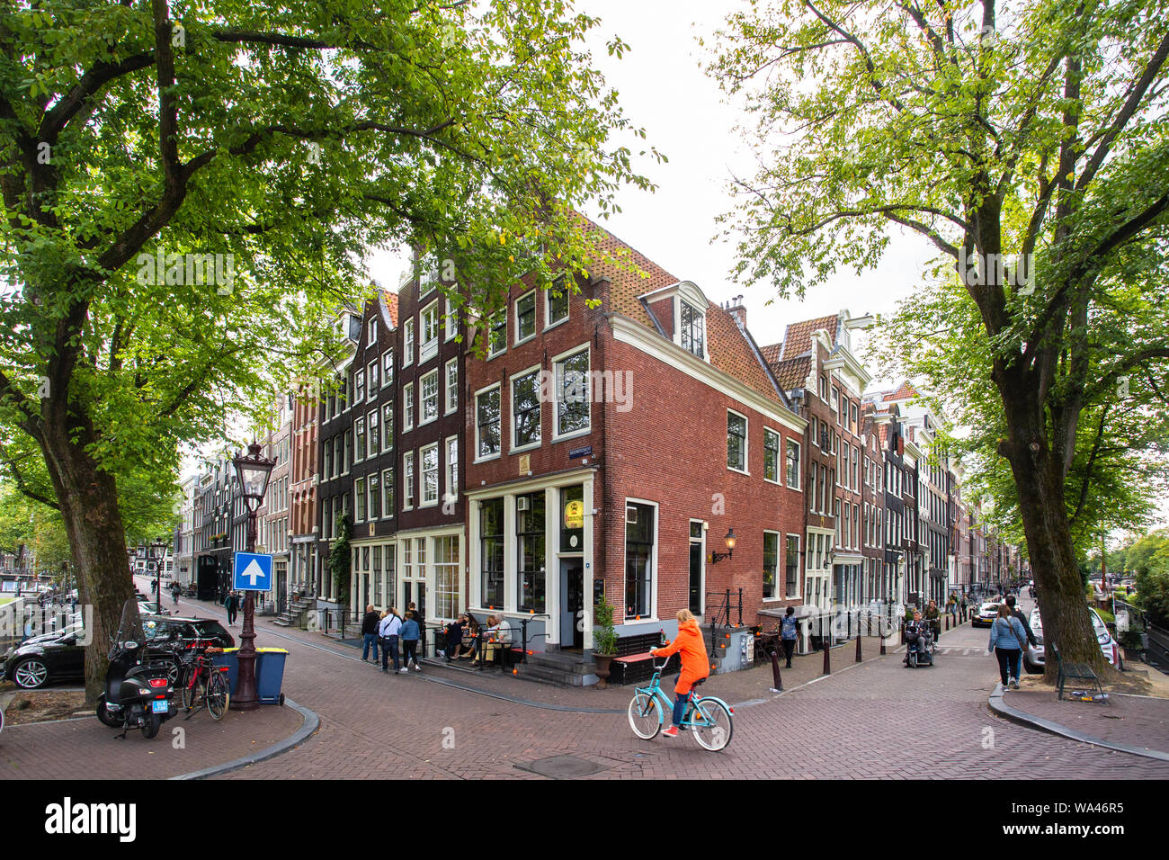 AMSTERDAM, NIEDERLANDE, 31. AUGUST 2018: Street Scene von Amsterdam an einem Sommertag mit echten Menschen und Architektur. Stockfoto