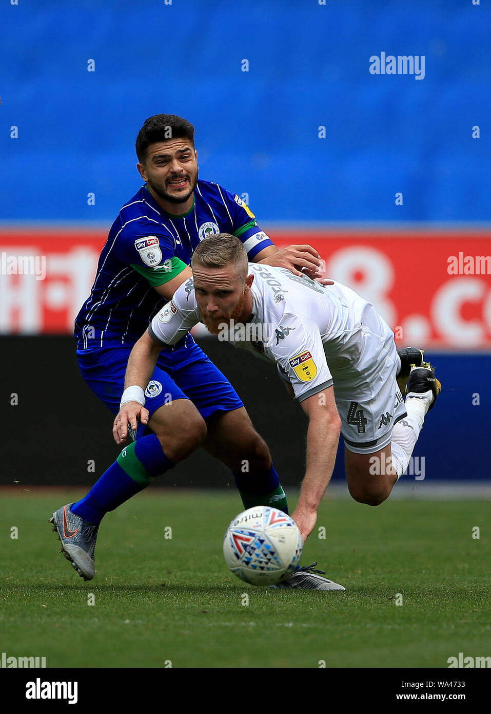 Von Wigan Athletic Samy Morsy packt Leeds United Adams Forshaw während des Skybet Championship match bei der DW Stadium, Wigan. Stockfoto