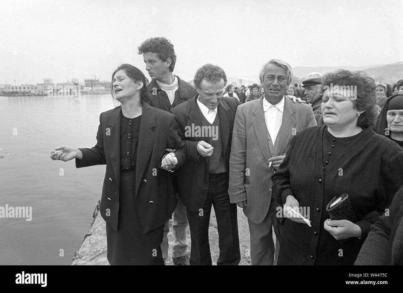 Albanien, Vlora, April 1997, Demonstration in Gedenken an die Tragödie der Kanal von Otranto (28. März 1997), bei der der Italienischen militärischen Schiff Sibilla versehentlich Gerammt der albanischen Patrouillenboot Katër ich Radës mit Flüchtlingen die Flucht aus dem Bürgerkrieg geladen, wodurch etwa 83 Todesfälle und fehlt. Stockfoto