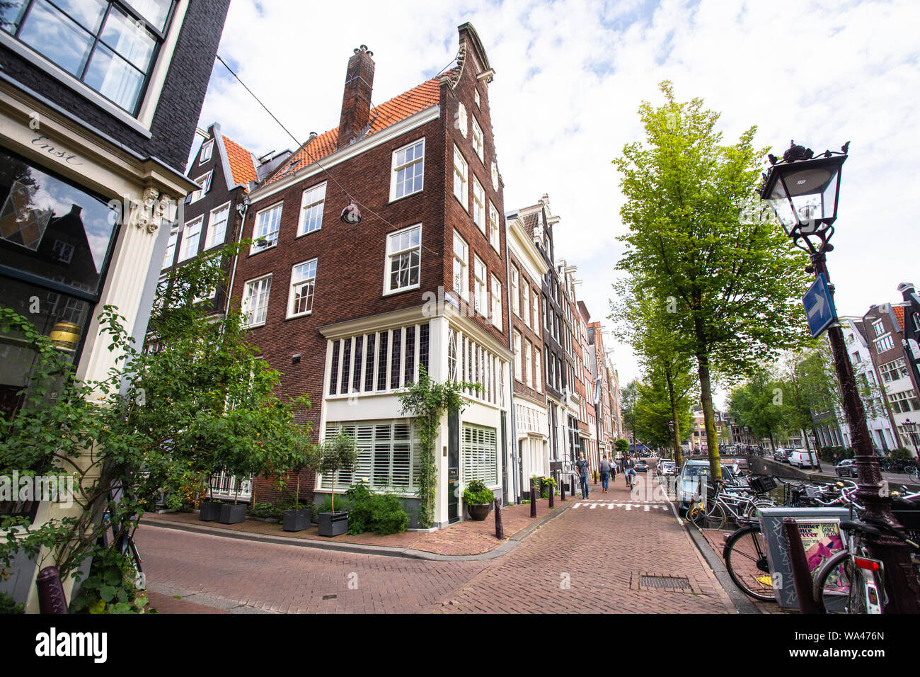 AMSTERDAM, NIEDERLANDE, 31. AUGUST 2018: Street Scene von Amsterdam an einem Sommertag mit echten Menschen und Architektur. Stockfoto