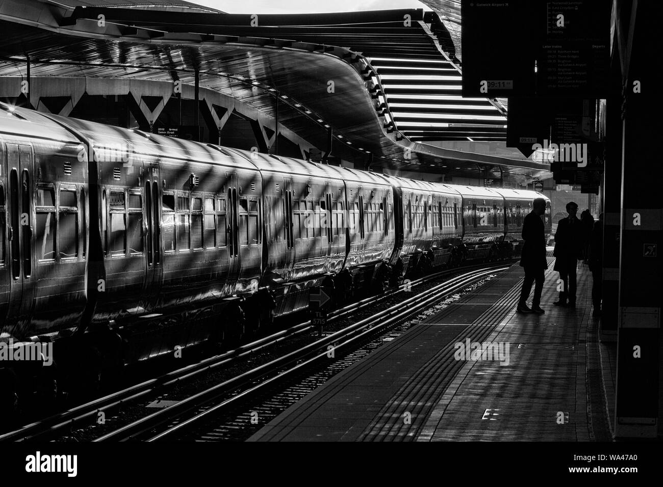 South Eastern trains Class 465 Zug am Bahnhof London Bridge mit Passagiere warten auf der gegenüberliegenden Plattform Stockfoto