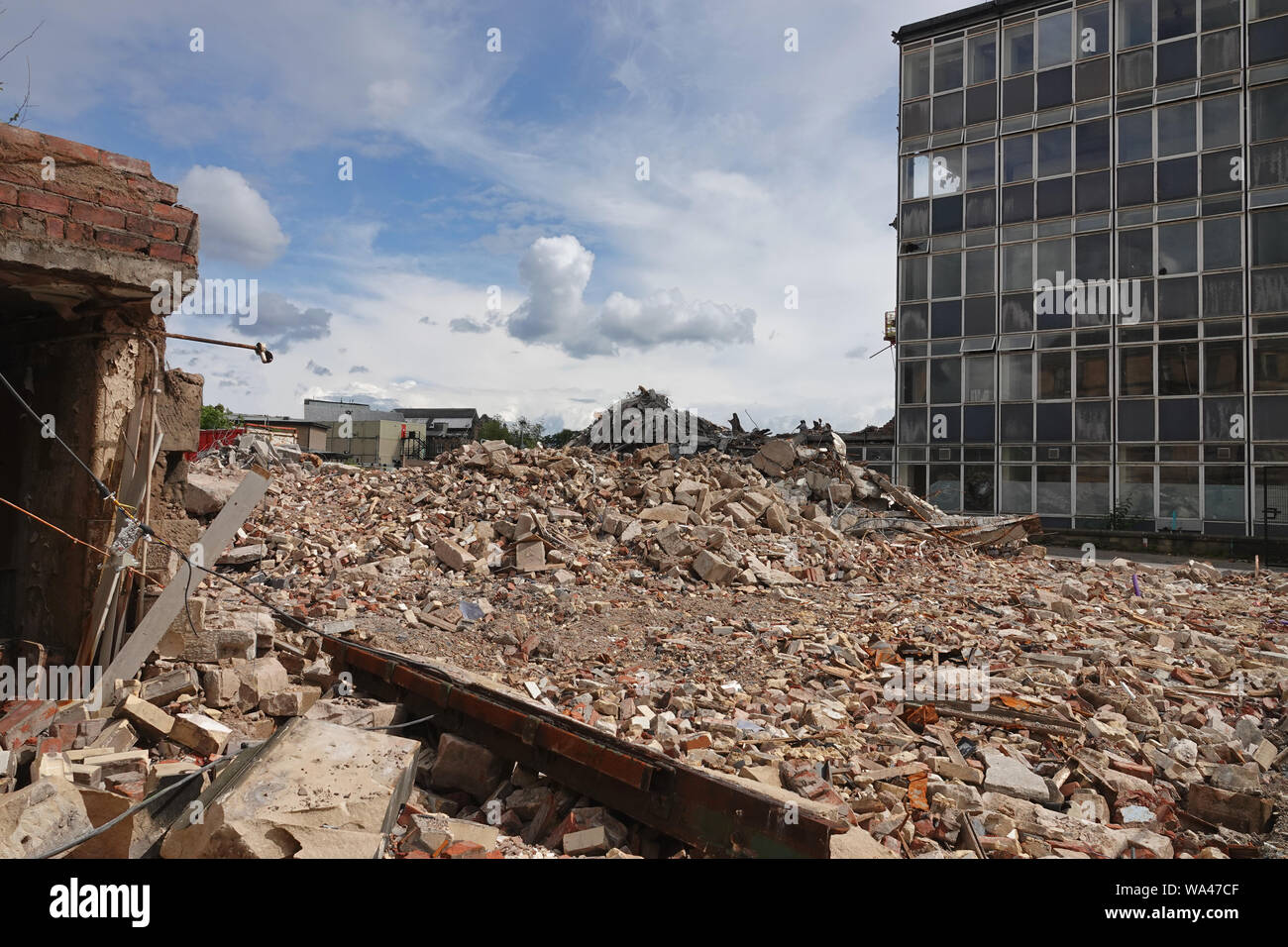 Den Trümmern der bombardiert oder abgerissen, modern, Ziegelbau ist während des Tages dargestellt. Stockfoto