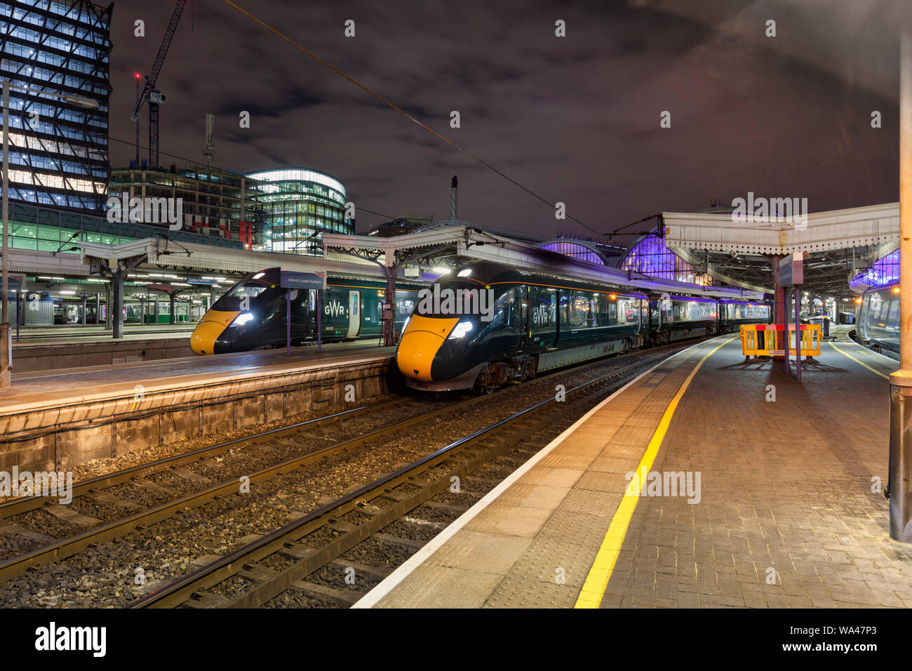 Der Bahnhof London Paddington, Hitachi baute First Great Western Klasse 800 Intercity Express-Züge warten in der Nacht zu fahren Stockfoto