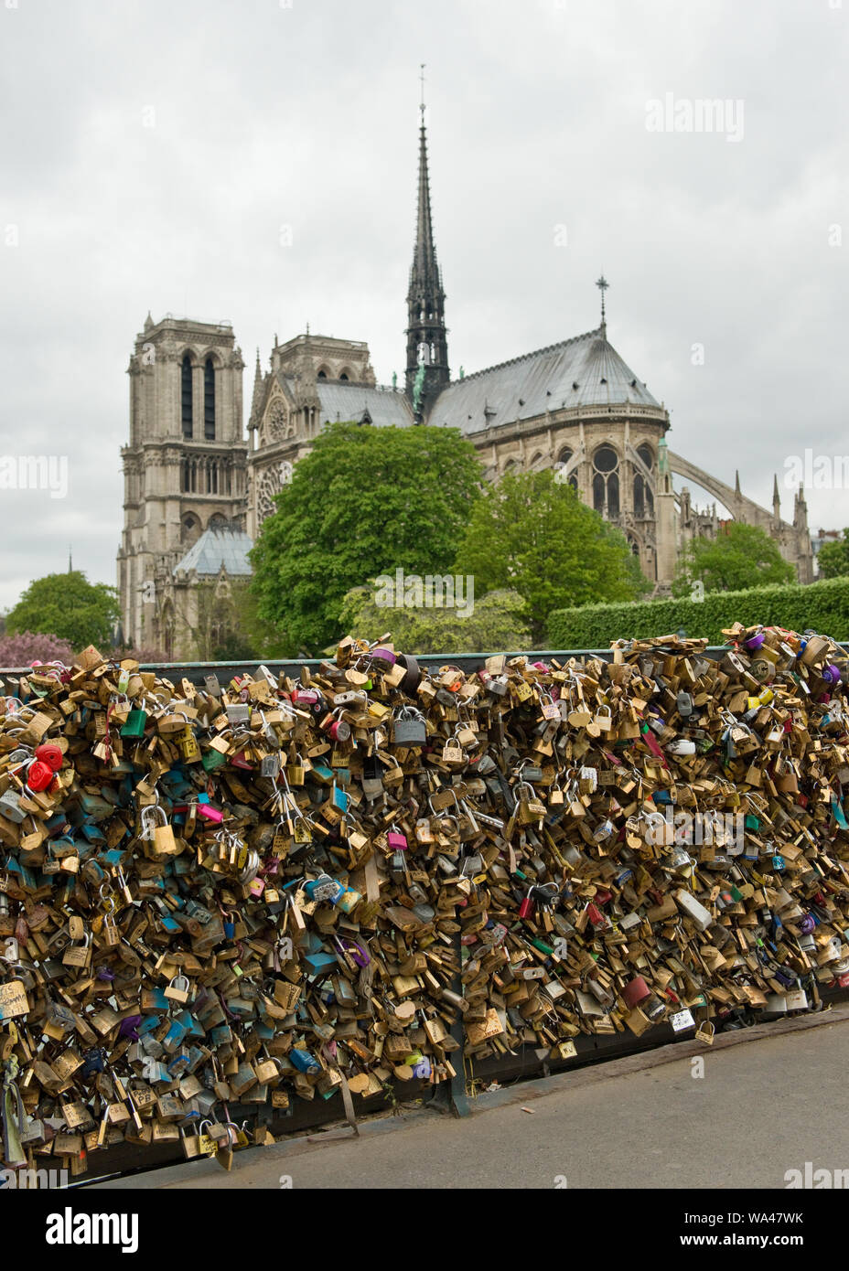 Pont de l'Archeveche Brücke mit Liebe Vorhängeschlösser und der Kathedrale Notre-Dame entfernt. Paris, Frankreich Stockfoto