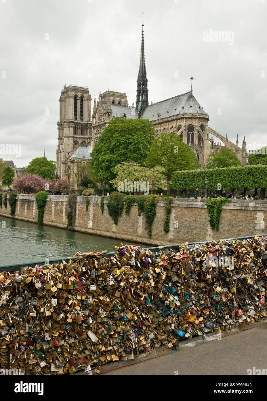 Pont de l'Archeveche Brücke mit Liebe Vorhängeschlösser und der Kathedrale Notre-Dame entfernt. Paris, Frankreich Stockfoto