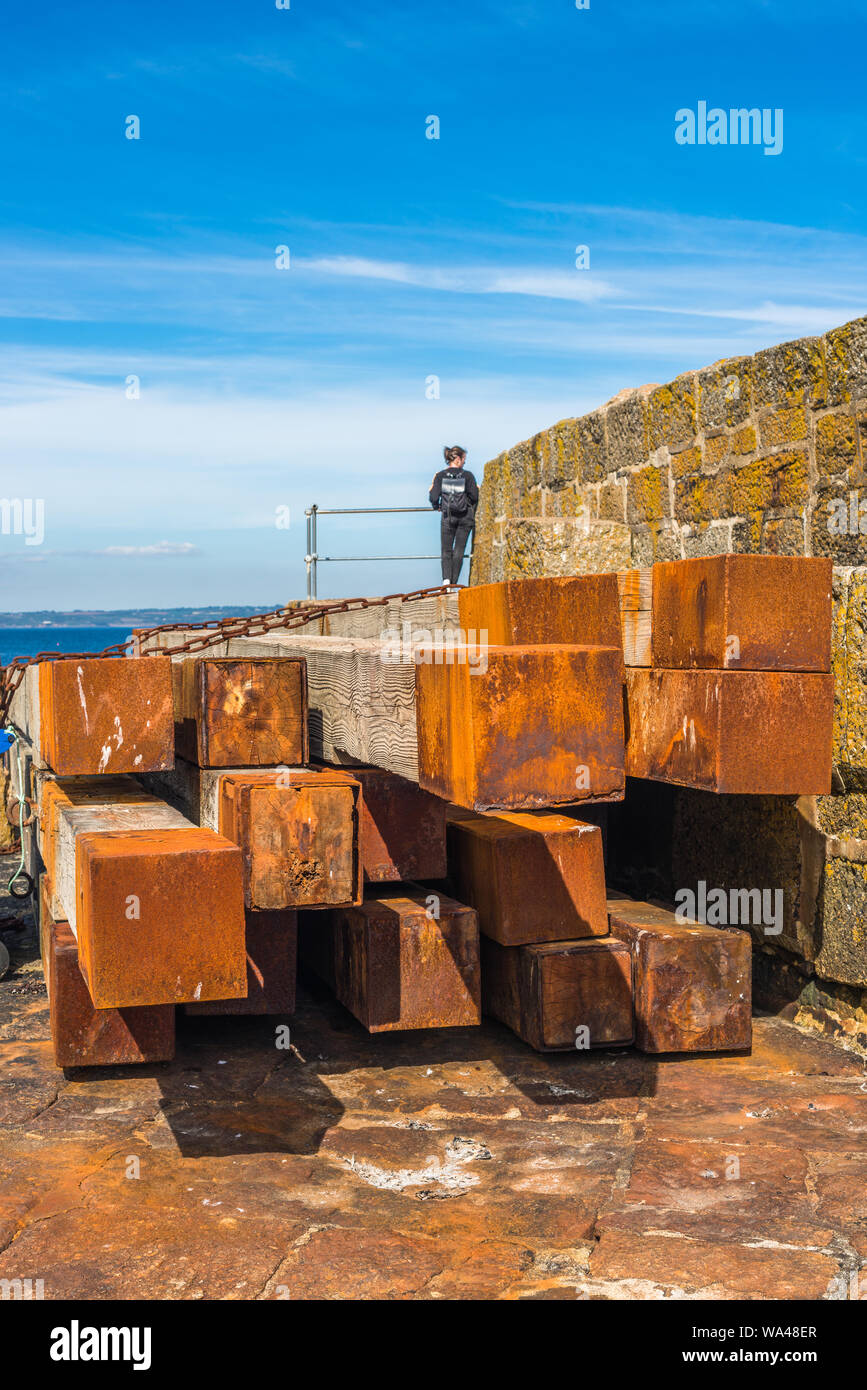 Große industrielle mittleren Säulen oder Stapel bereit für Reparaturen an einem versenkten Pier oder Hafen Struktur auf Mousehole in West Cornwall. England. UK. Stockfoto