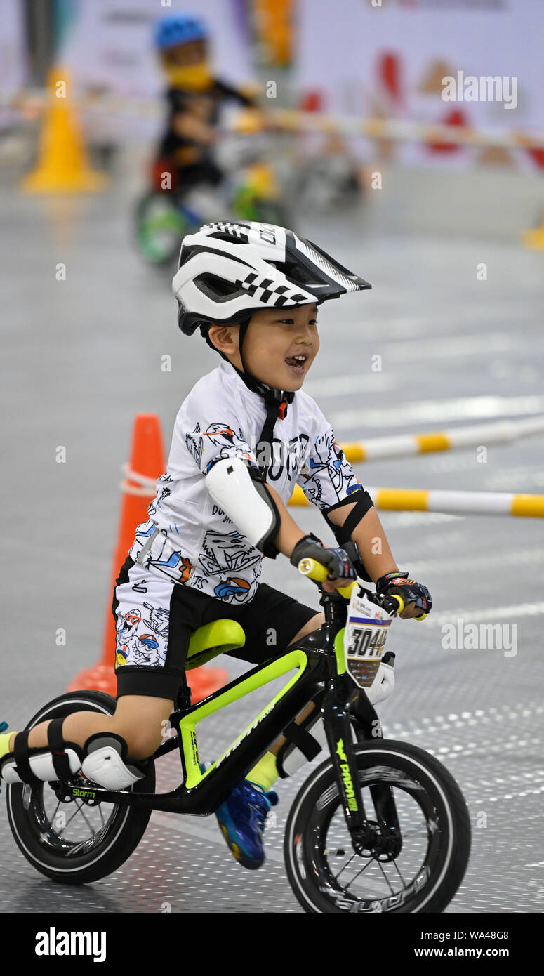 Haikou, Hainan Provinz Chinas. 17 Aug, 2019. Ein Kind reitet zum Radler "Asiatische Meisterschaft in Haikou, South China Hainan Provinz, Aug 17, 2019 statt. Quelle: Guo Cheng/Xinhua/Alamy leben Nachrichten Stockfoto