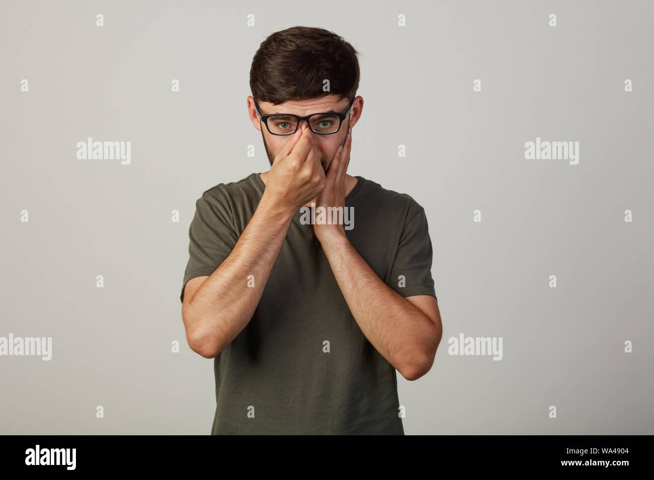 Junger Mann erschöpft ohne Energie. Nach einem harten Tag an der Arbeit Stockfoto