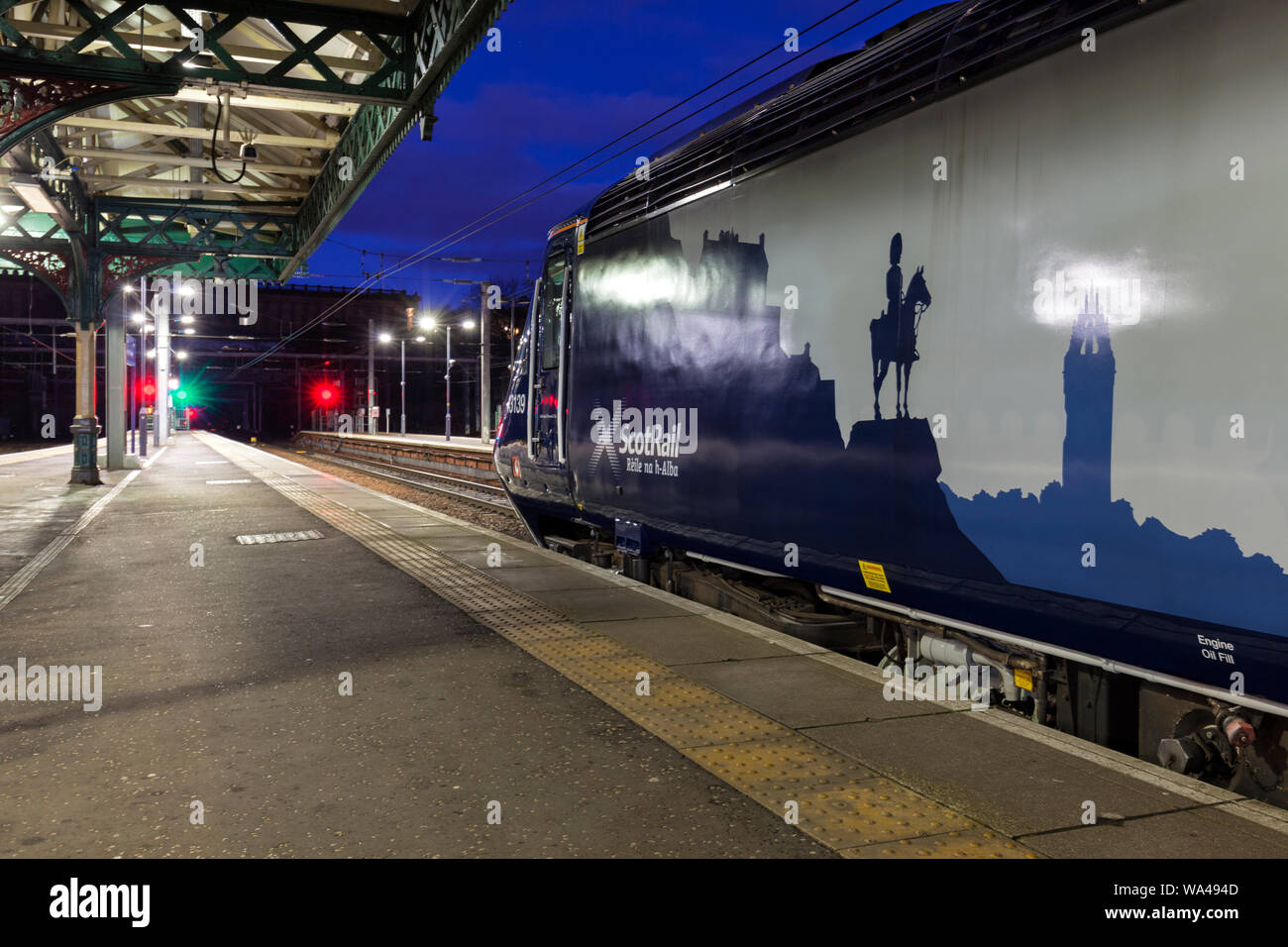 Scotrail Inter 7 Stadt Zug warten vom Bahnhof Edinburgh Waverley mit einem frühen Zug nach Aberdeen zu fahren Stockfoto