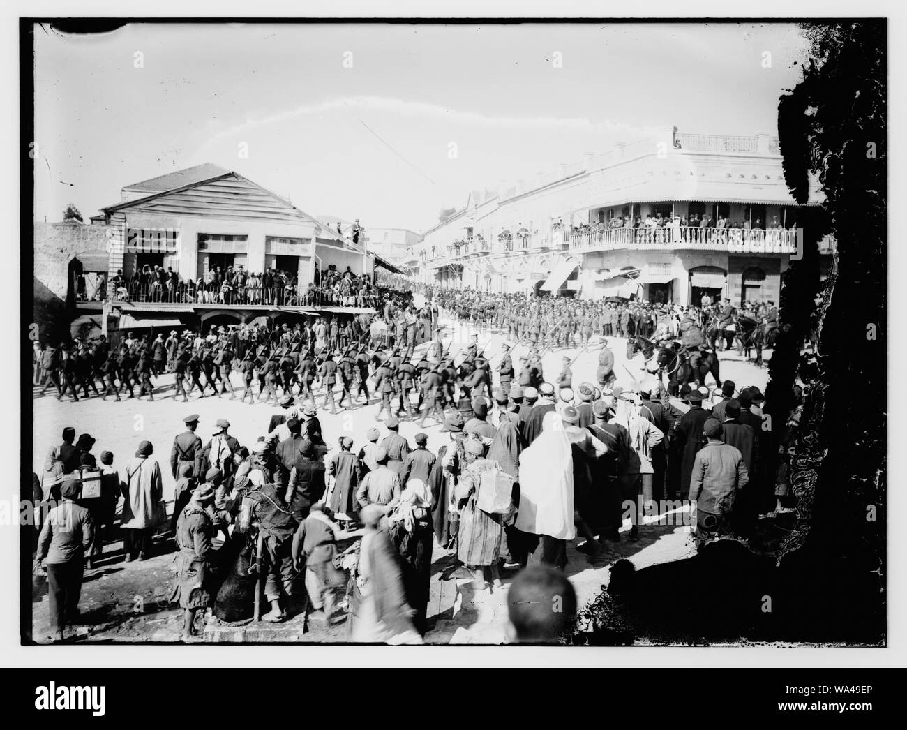 Britische Truppen in Jerusalem, möglicherweise die regimental Flag der Königlichen Füsiliere, 1918 Stockfoto