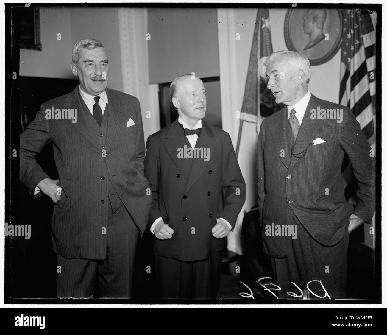 Der britische Handel Kopf und Rumpf. Washington D.C. Der Präsident der British Board of Trade von Außenminister Hull empfangen wird, bevor die offizielle links am Wochenende im Weißen Haus zu verbringen. Nach rechts: Sir Ronald Lindsay den britischen Botschafter, Walter Runciman, Außenminister Cordell Hull an der Staatlichen Abt. heute vorgestellt. Runciman wird später übertragen auf die Handelsbeziehungen mit Staatssekretär Rumpf er gemeldet wird Stockfoto