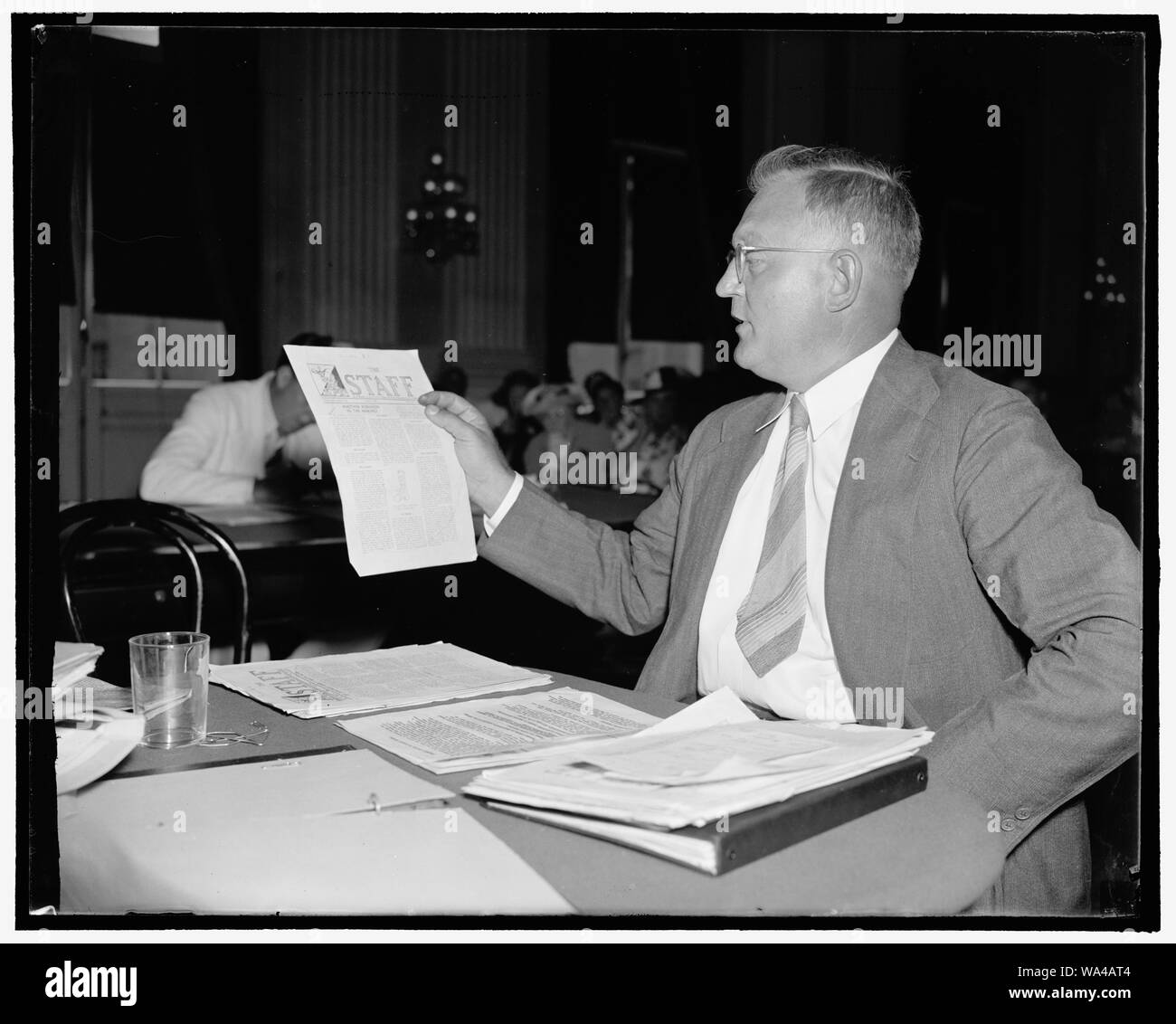 Brooklyn Professor bezeugt vor dem House Un-American Ausschuss. Washington, D.C., Aug 23. Earl A. Martin, Vorsitzender der Brooklyn [...] Biologie, zeigt Mitglieder der stirbt Unamerikanische Ausschuss, kommunistische Propaganda verteilt durch die Schule unter dem Deckmantel der Schule Broschüre auch er bezeugte, dass kommunistische Aktivität die Moral der Fakultät abgesenkt hat und ein Gefühl von Misstrauen gegen einen Kollegen zu einem anderen erstellt, 8/23/38 Stockfoto