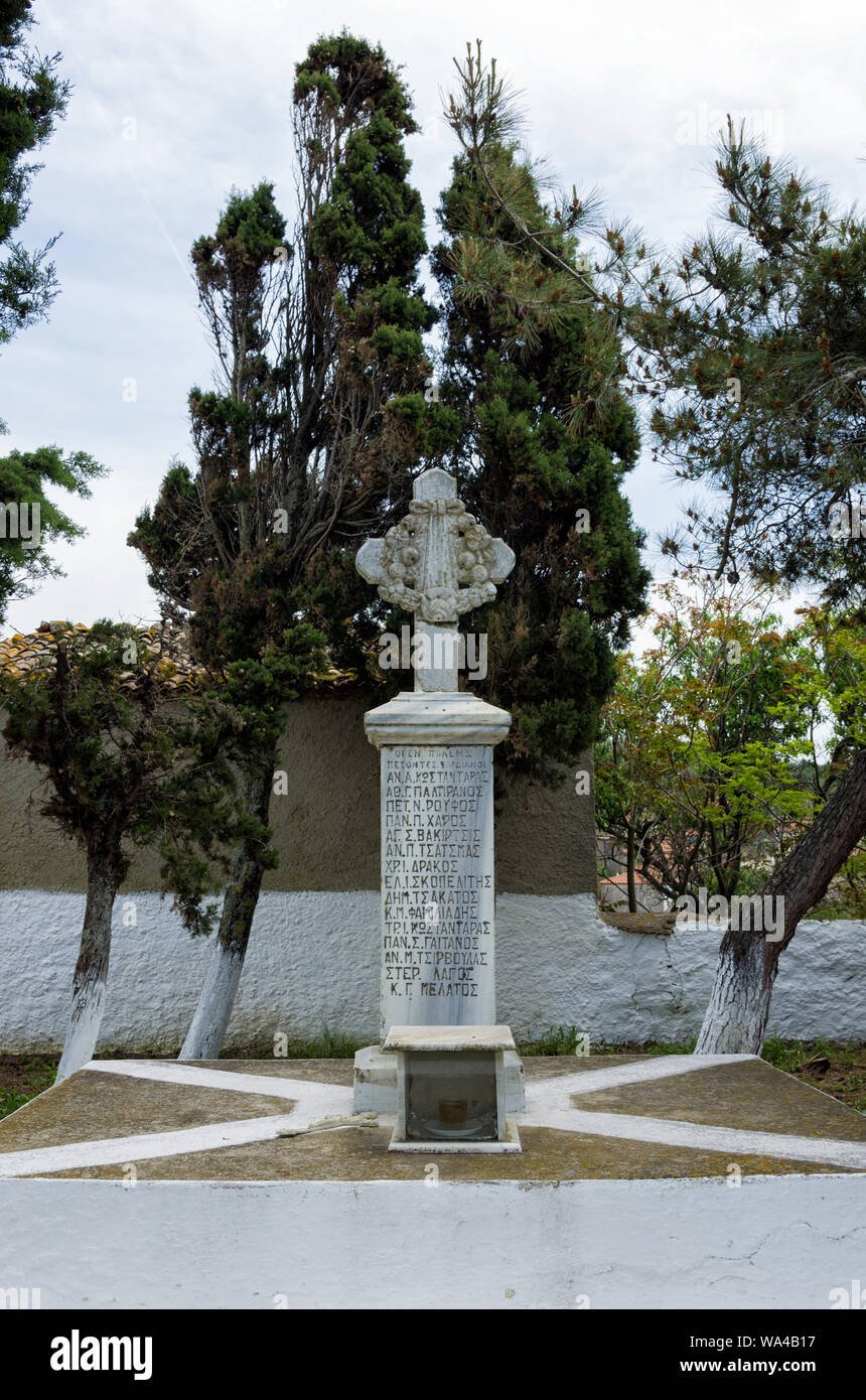 27. April 2019 - Lemnos Island, Griechenland - Denkmal für die Toten Soldaten in Sardes Dorf Stockfoto