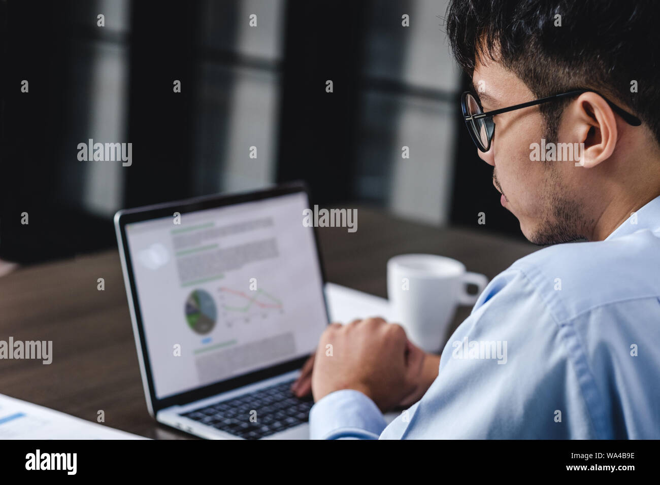 Asiatische Geschäftsmann Woking mit Laptop und Papier Arbeiten am Schreibtisch im Büro. Digital Workflow online Business Lifestyle Konzept Stockfoto