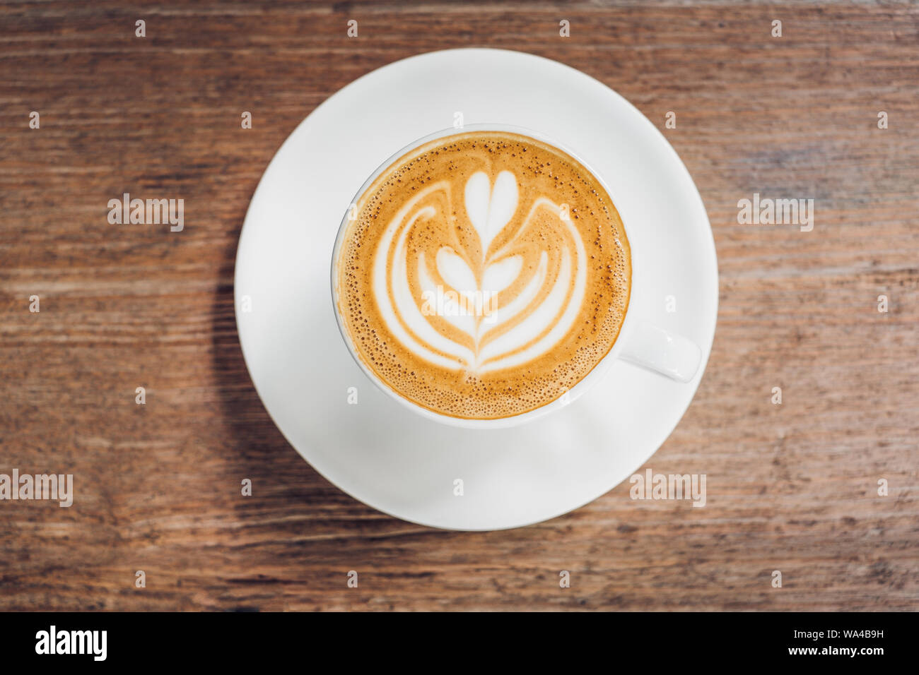 Blick von oben auf die heißen Cappuccino Tasse auf Holz Tisch im Cafe, Essen und Trinken Stockfoto