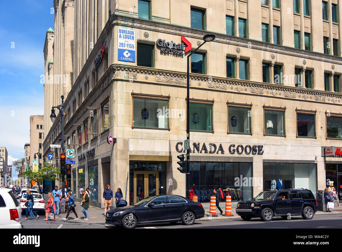 Montreal, Kanada - 10 August, 2019: Kanada Gans store in Gebäude mit globalen Montreal TV Station an der St. Catherine Street. Kanada Gans ist ein canadi Stockfoto