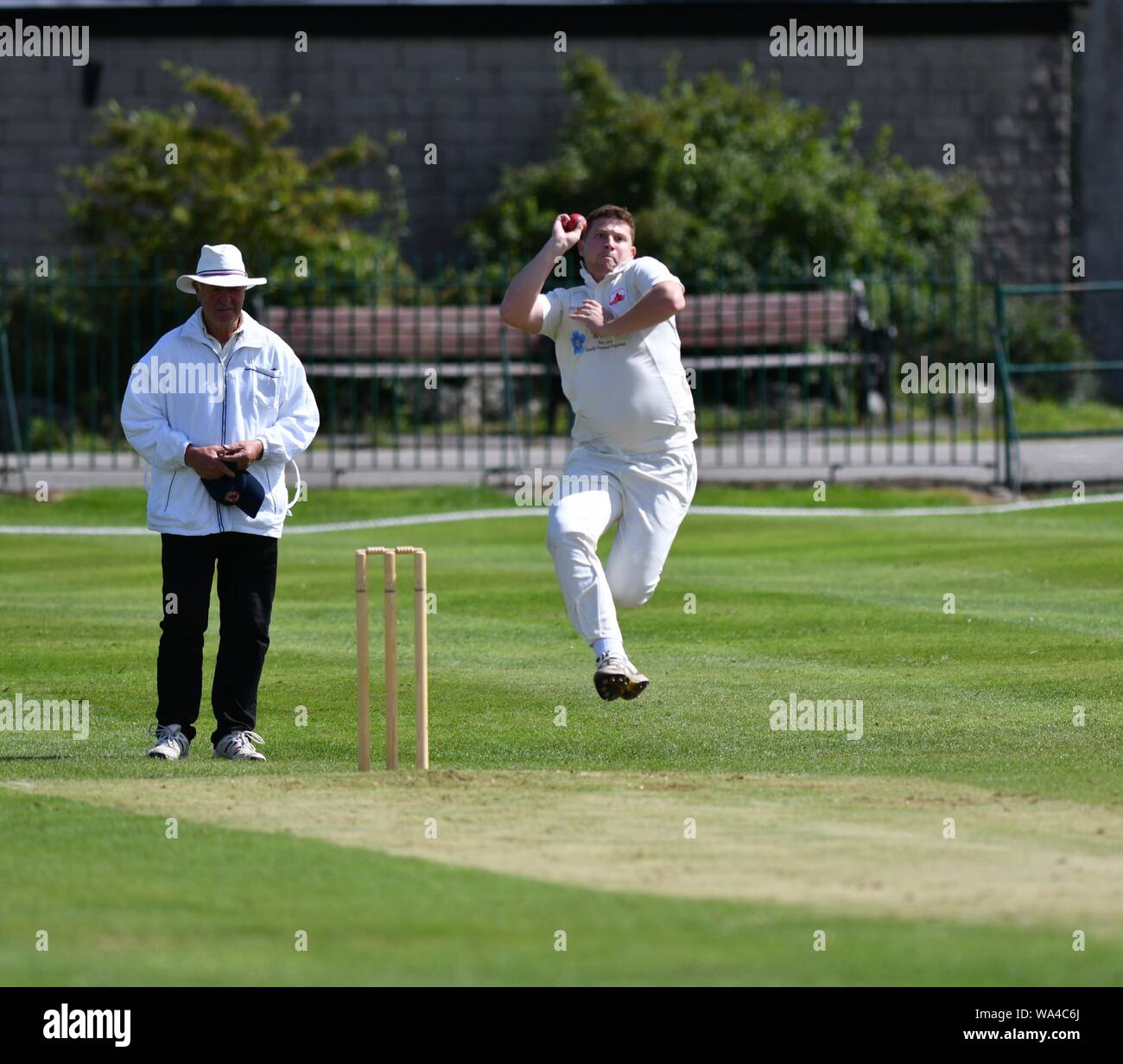 Ein mottram Bowler in Aktion in der Übereinstimmung zwischen Taube Löcher und Mottram. Stockfoto