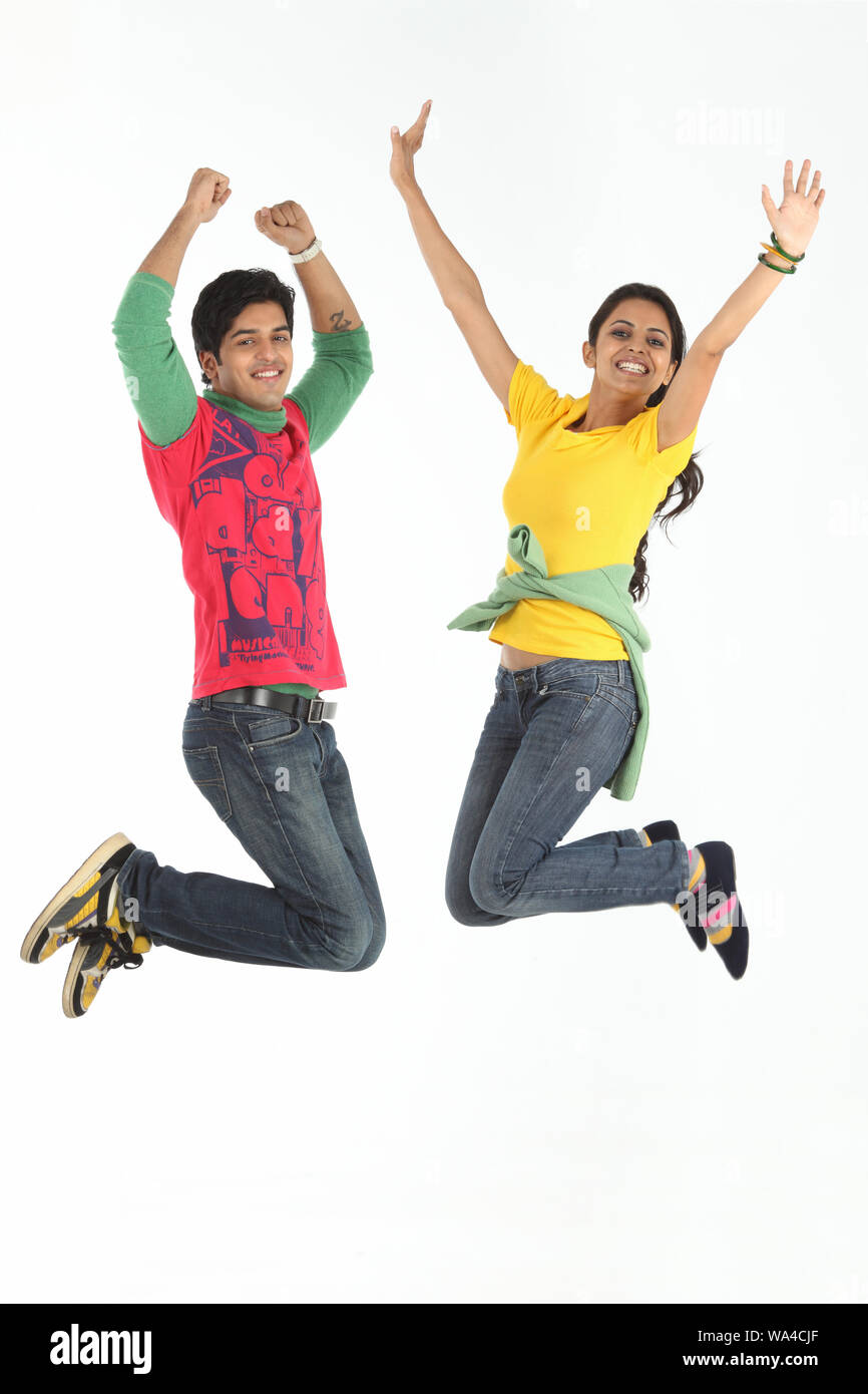 Junges Paar in die Luft springen Stockfoto