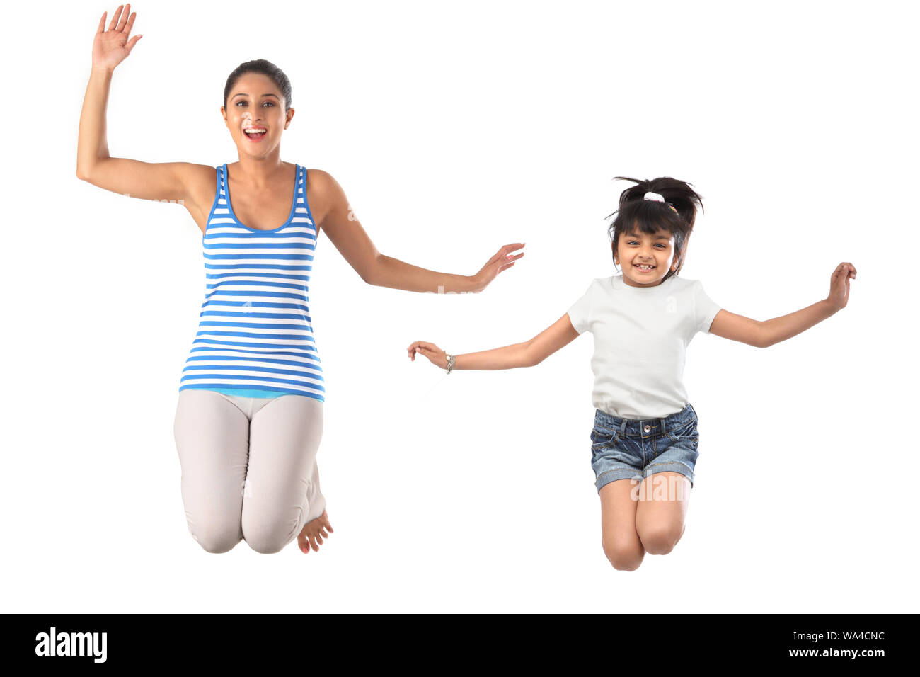Frau mit ihrer Tochter, die in der Luft springt Stockfoto