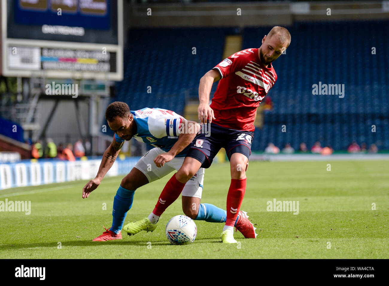 Blackburn, Großbritannien. 17. Aug 2019. Blackburn Rovers Mittelfeldspieler Elliott Bennett und Middlesbrough Mittelfeldspieler Lewis Flügel während des Sky Bet Championship Match zwischen Blackburn Rovers und Middlesbrough im Ewood Park, Blackburn am Samstag, den 17. August 2019. Nur die redaktionelle Nutzung, eine Lizenz für die gewerbliche Nutzung erforderlich. Foto darf nur für Zeitung und/oder Zeitschrift redaktionelle Zwecke verwendet werden. (Credit: Andy Whitehead | MI Nachrichten) Credit: MI Nachrichten & Sport/Alamy leben Nachrichten Stockfoto