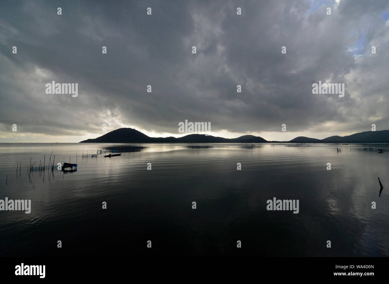 Monsun Wolken über Chilka See, Rambha, Odisha, Indien Stockfoto