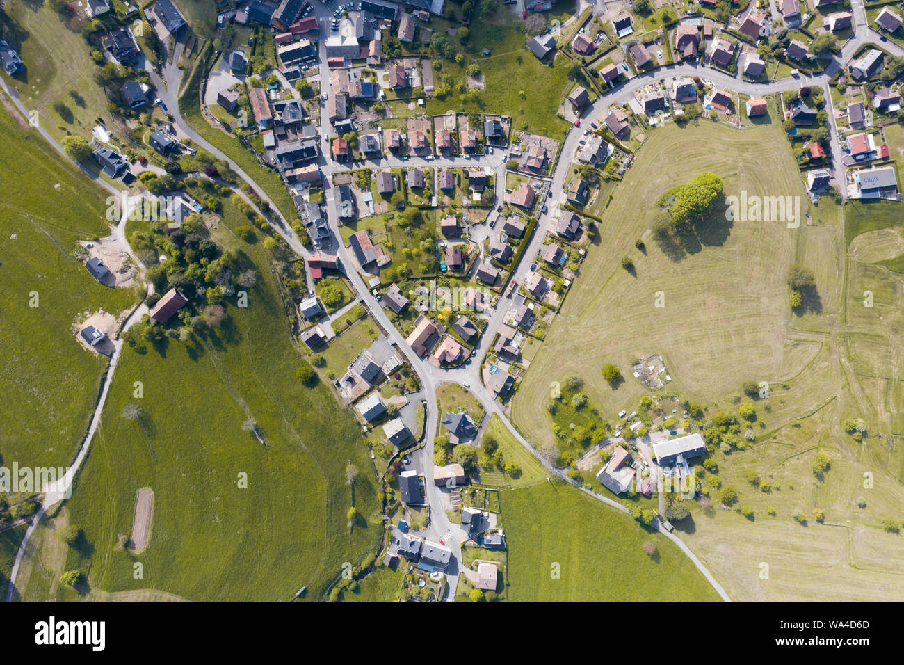 Eine Luftaufnahme eines kleinen suburbian Dorf im Elsass, Frankreich Stockfoto