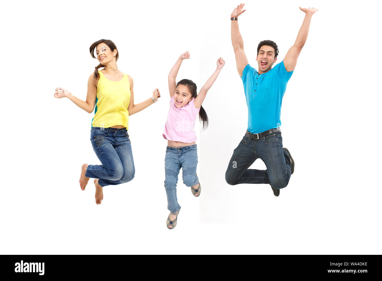 Junge Familie springt in der Luft Stockfoto