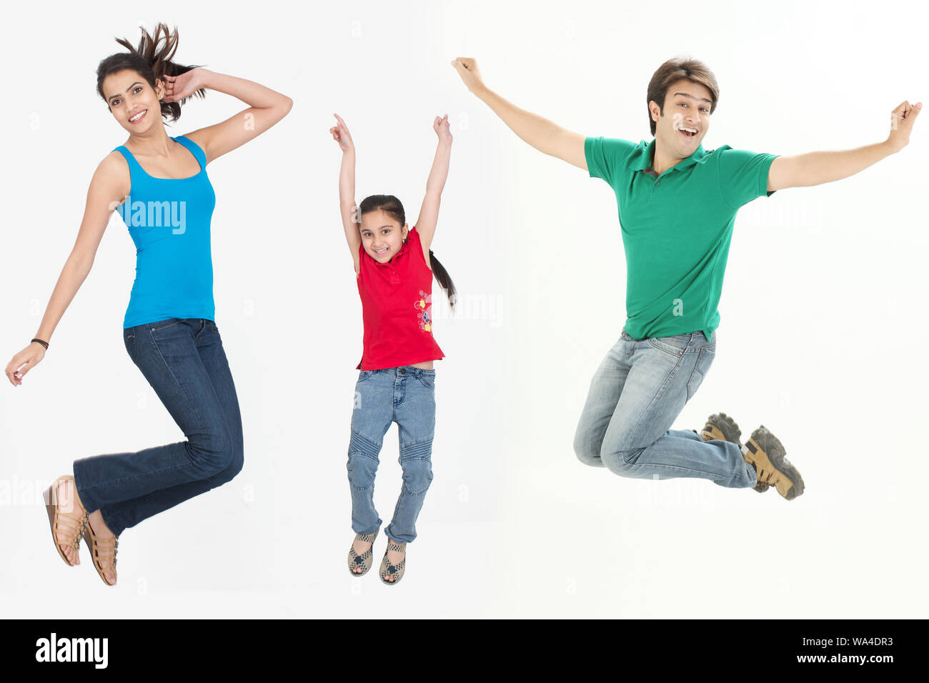 Junge Familie springt in der Luft Stockfoto