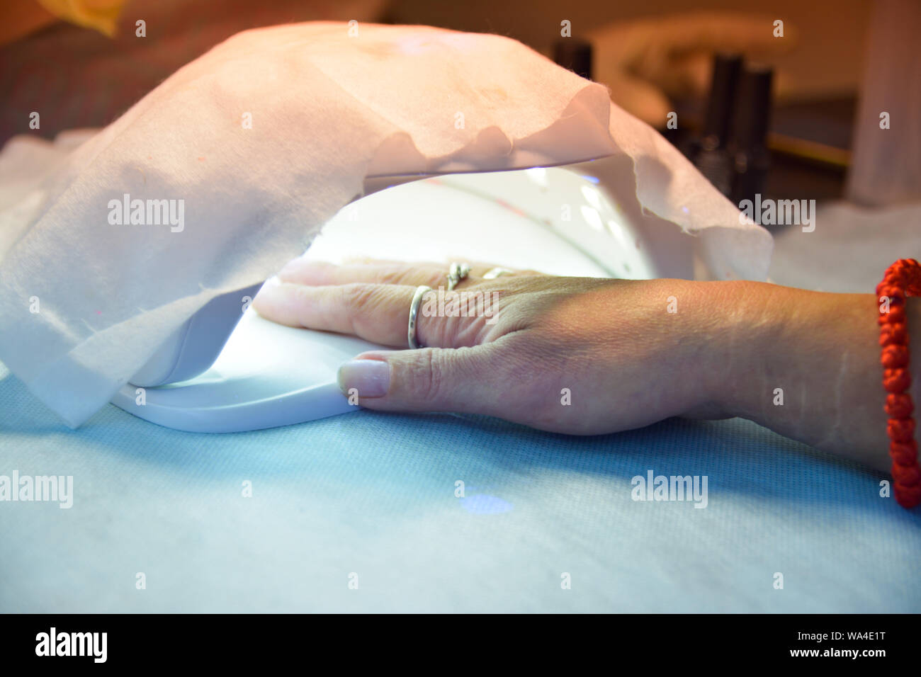 Girl hat eine Maniküre Verfahren für die Anwendung von Lack und Polieren der Nägel. Stockfoto