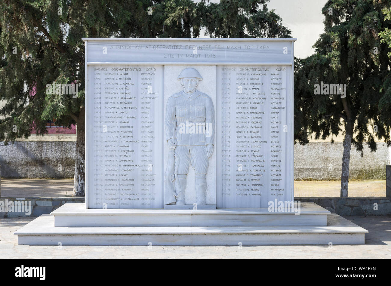 28. April 2019 - Lemnos Island, Griechenland - Denkmal für die Toten Soldaten in der Schlacht von Skra, WWI, in Atsiki Dorf Stockfoto