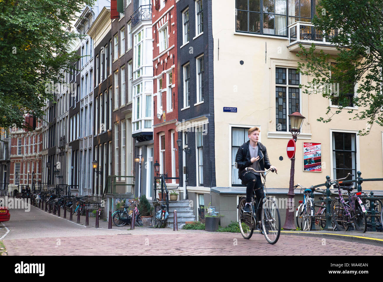 AMSTERDAM, NIEDERLANDE, 31. AUGUST 2018: Street Scene von Amsterdam an einem Sommertag mit echten Menschen und Architektur. Stockfoto