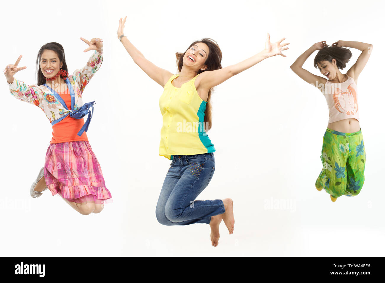 Junge Frauen in die Luft springen Stockfoto