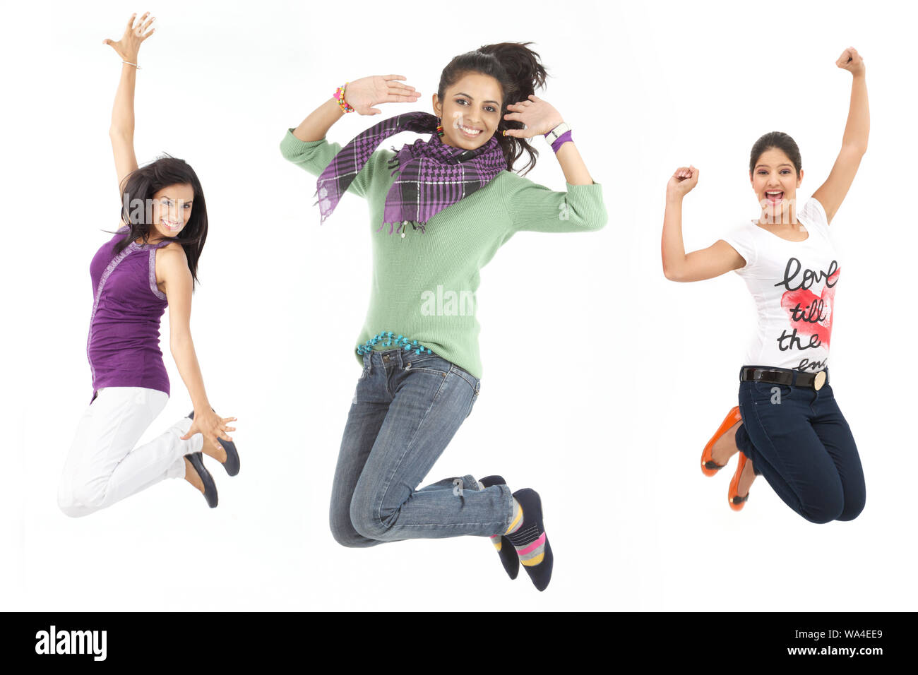 Junge Frauen in die Luft springen Stockfoto