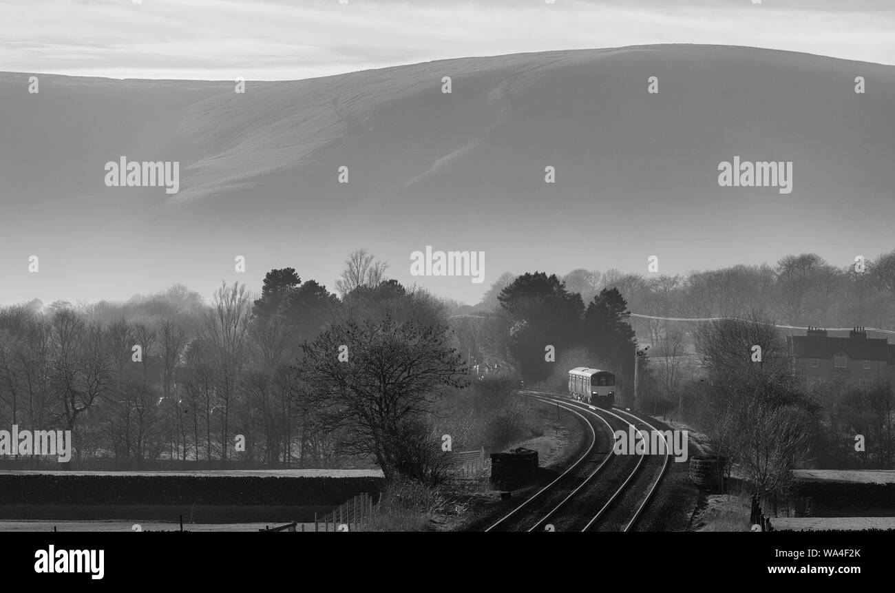 Arriva Northern Rail Class 150 Sprinter Zug passiert Alfreton, Derbyshire die Hope Valley line mit einem lokalen stoppen Zug Stockfoto