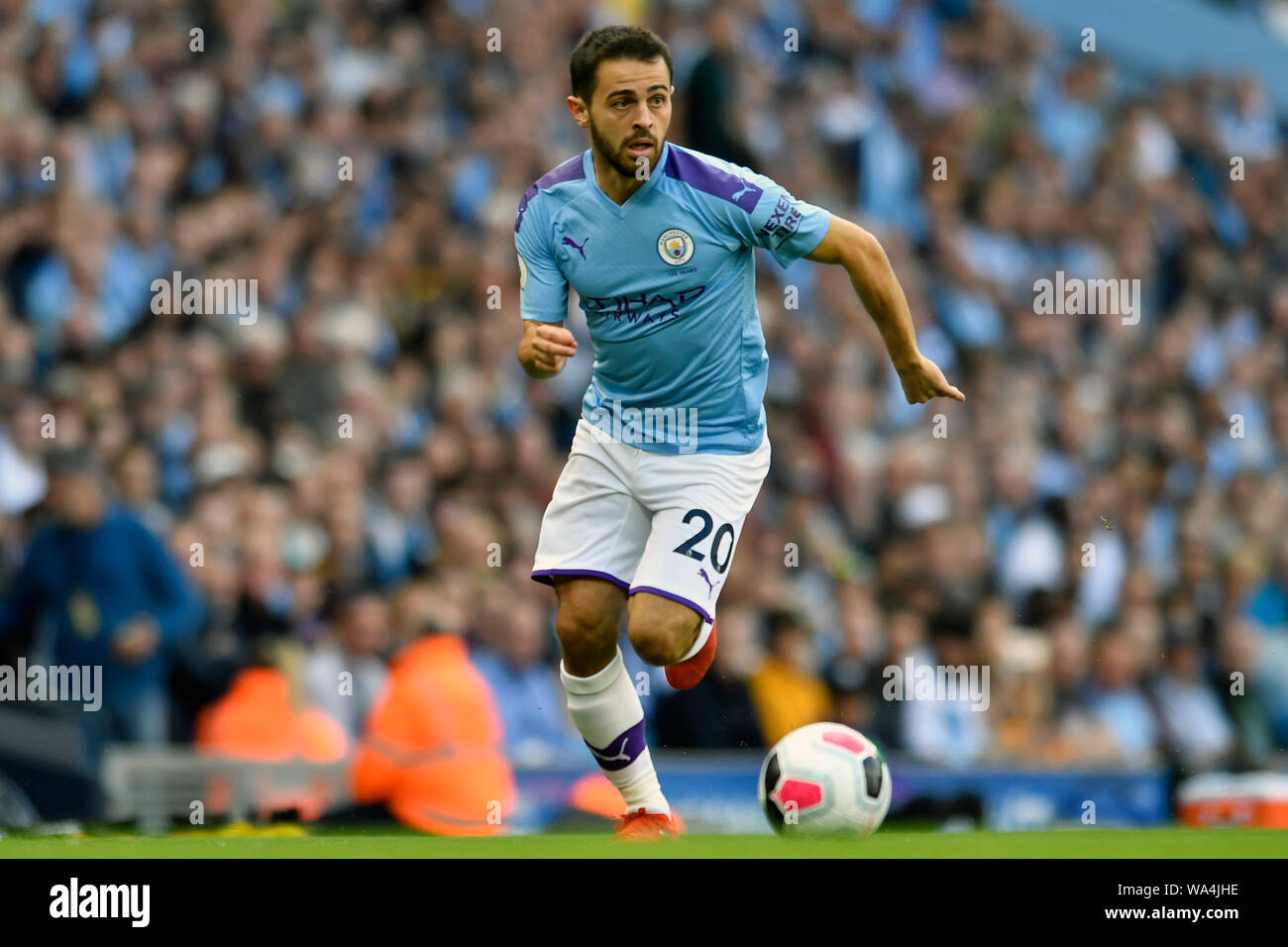 17. August 2019; Etihad Stadium, Manchester, Greater Manchester, England; Manchester City gegen Tottenham Hotspur; Bernardo Silva von Manchester City Breaks vorwärts mit dem Ball - Streng redaktionelle Verwendung. Keine Verwendung mit nicht autorisierten Audio-, Video-, Daten-, Spielpläne, Verein/liga Logos oder "live" Dienstleistungen. On-line-in-Match mit 120 Bildern beschränkt, kein Video-Emulation. Stockfoto