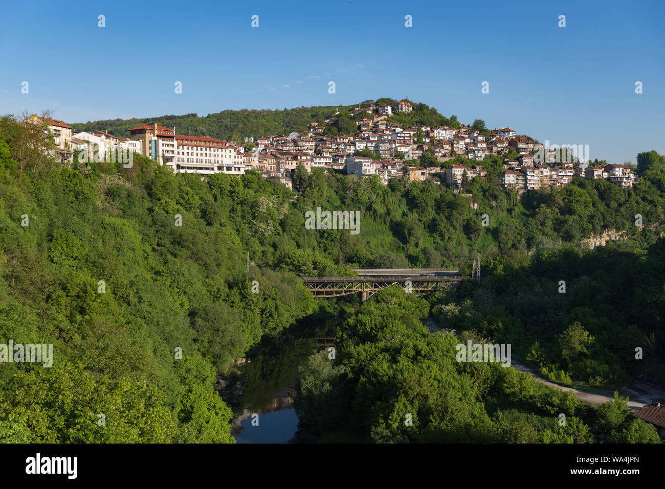 Panoramablick von Veliko Tarnovo Altstadt und Brücke über Fluss Yantra. Bulgarien Stockfoto